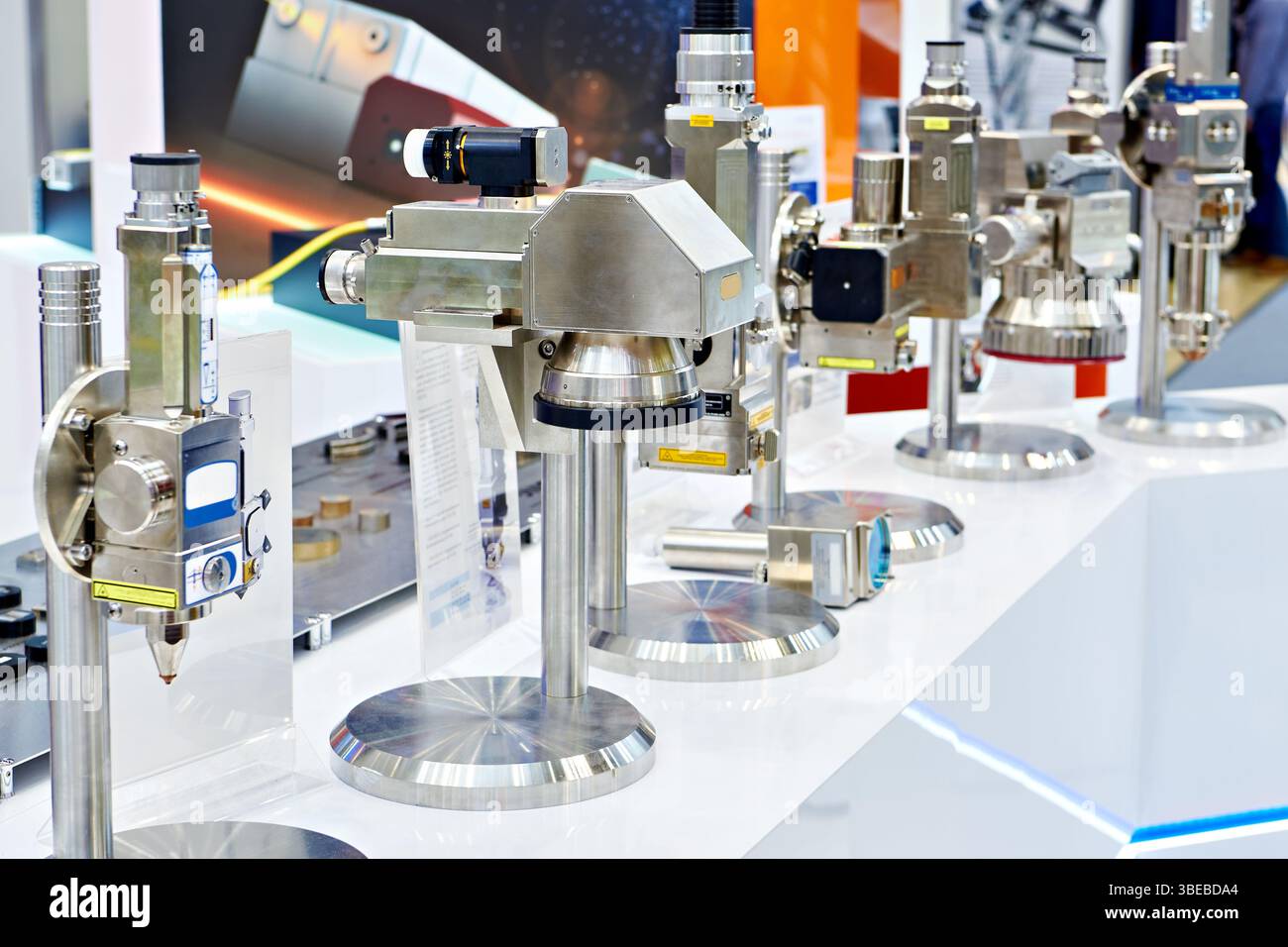 Moderne optische Systeme zum hochpräzisen Schweißen auf der Ausstellung Stockfoto