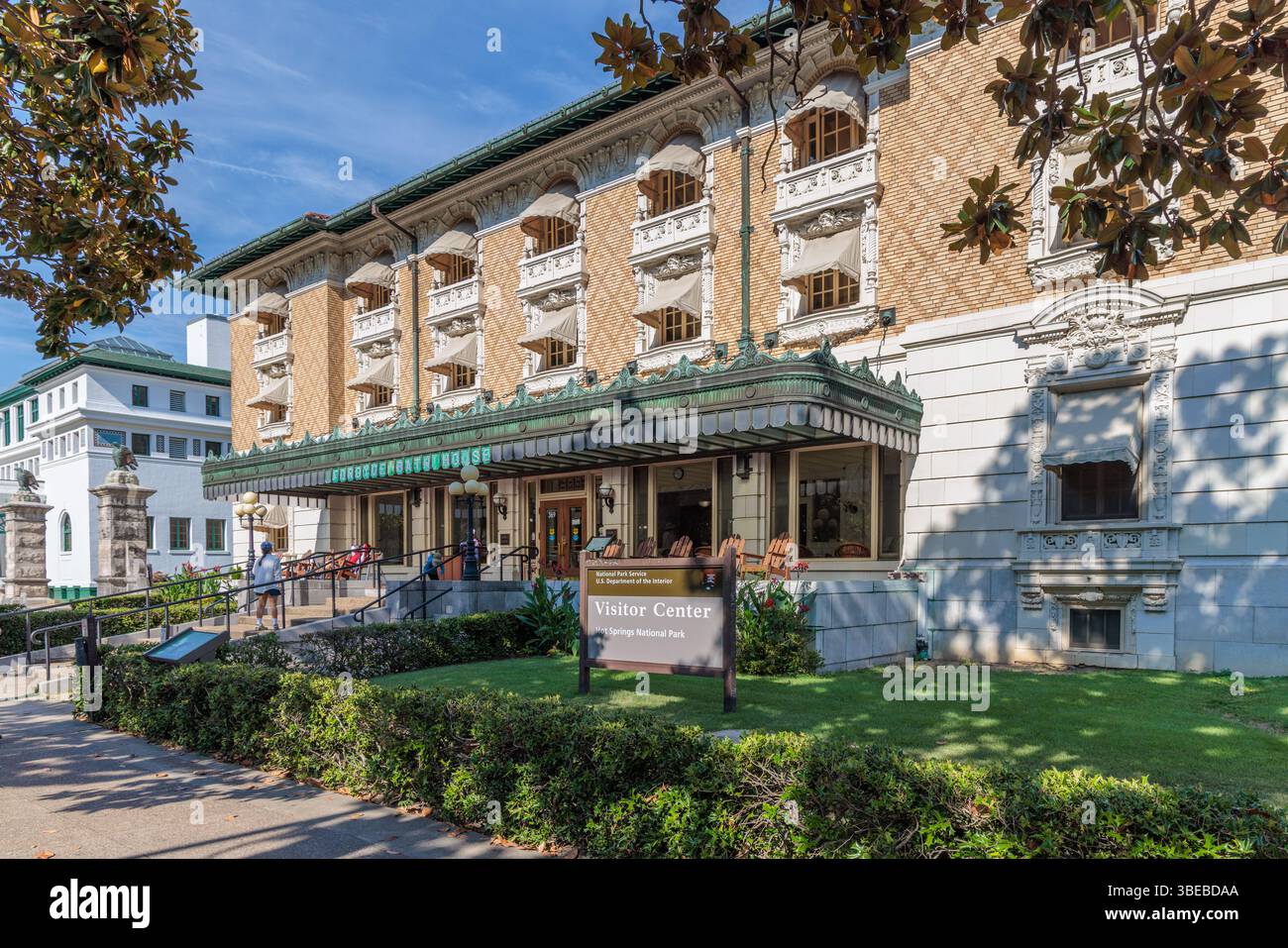 Das Fordyce Bath House dient als Besucherzentrum des Hot Springs National Park entlang der Bathhouse Row an der Central Avenue in Hot Springs, Arkansas, USA Stockfoto