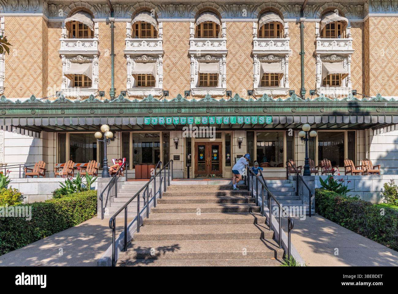 Das Fordyce Bath House dient als Besucherzentrum des Hot Springs National Park entlang der Bathhouse Row an der Central Avenue in Hot Springs, Arkansas, USA Stockfoto