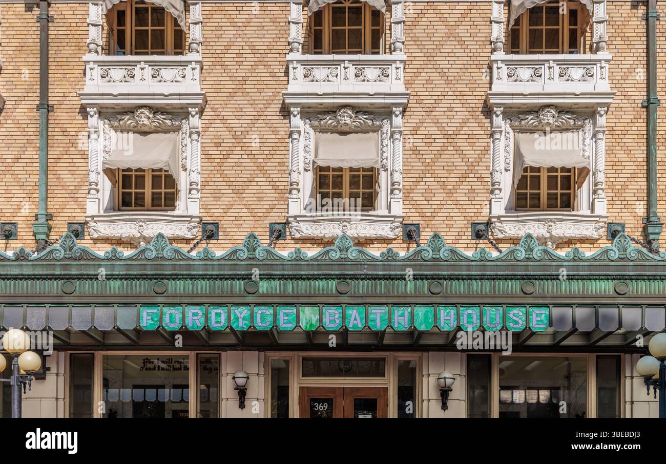 Das Fordyce Bath House dient als Besucherzentrum des Hot Springs National Park entlang der Bathhouse Row an der Central Avenue in Hot Springs, Arkansas, USA Stockfoto