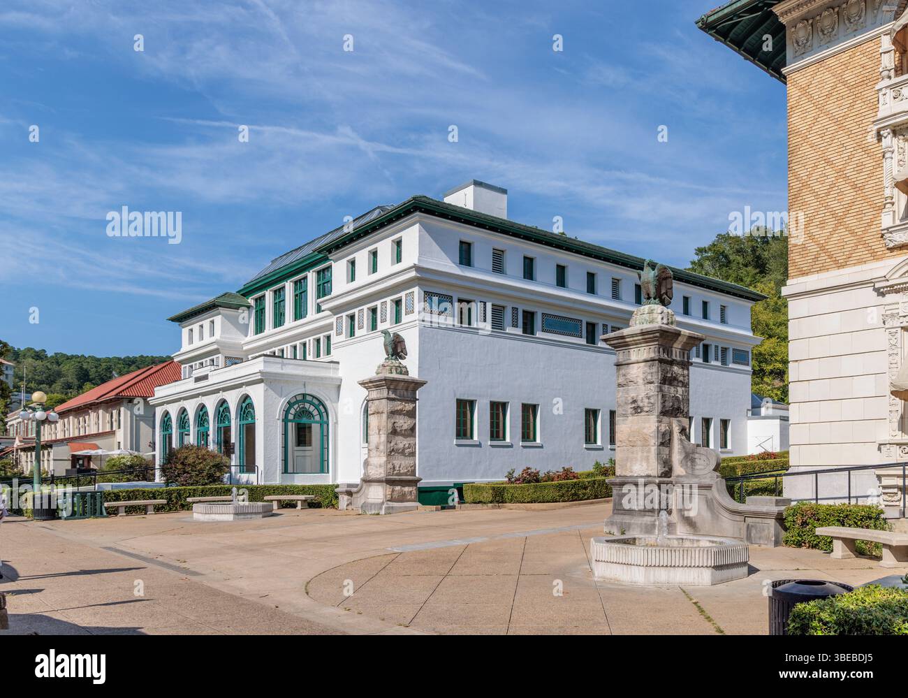 Gedenksäulen und Brunnen am Eingang zur Gasse zwischen Fordyce und den Maurice Badehäusern entlang der Bathhouse Row auf der Central Avenue in Hot Sp Stockfoto