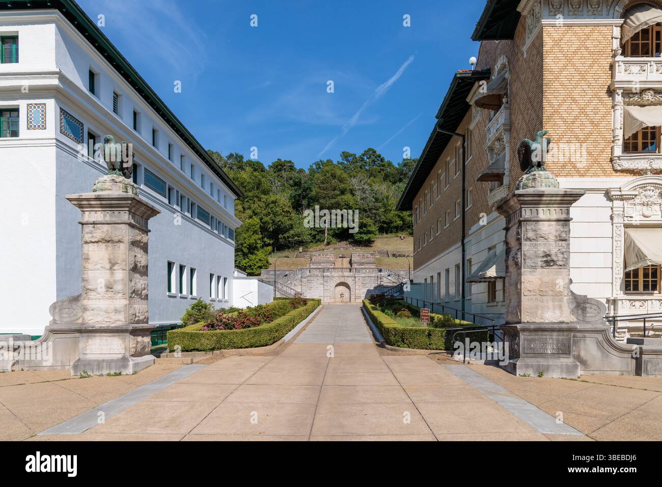 Gedenksäulen am Eingang zur Gasse zwischen Fordyce und den Maurice Badehäusern entlang der Bathhouse Row an der Central Avenue in Hot Springs, Arkansa Stockfoto