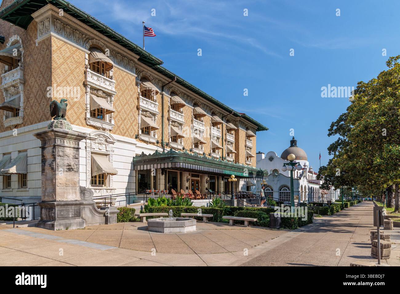 Das Fordyce Bath House dient als Besucherzentrum des Hot Springs National Park entlang der Bathhouse Row an der Central Avenue in Hot Springs, Arkansas, USA Stockfoto
