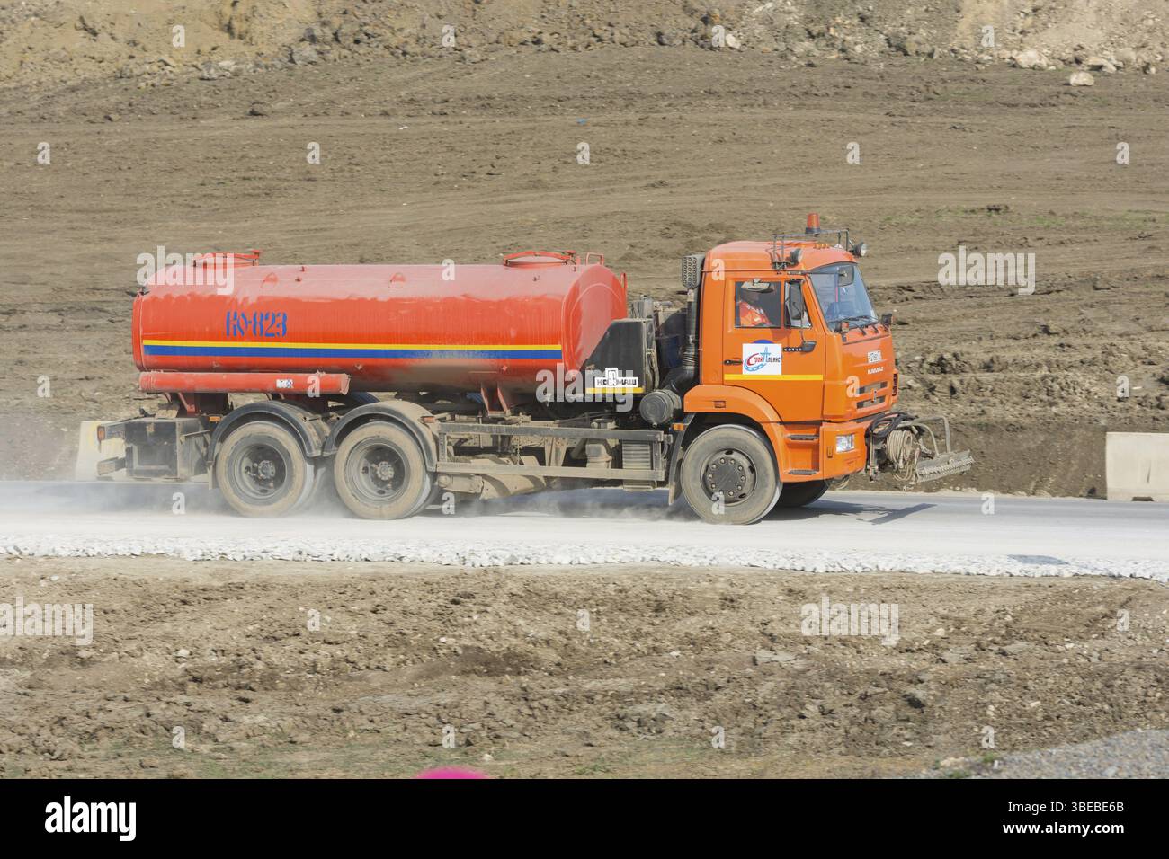 Taman, Russland - 8. März 2016: Tanker fahren auf einer Feldstraße vom Schotter. Taman, Russland, Europa Stockfoto