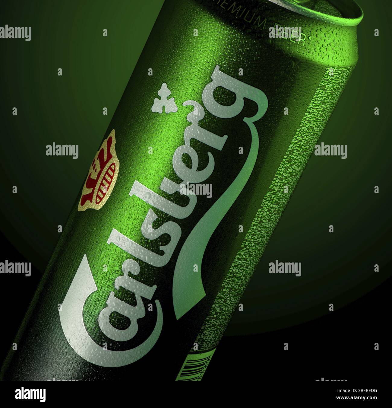 Almaty, Kasachstan - Oktober 11, 2019: Bier Carlsberg mit Tropfen von Wasser in einem grünen Hintergrund mit Beleuchtung. Werbung eine Marke von Bier Stockfoto
