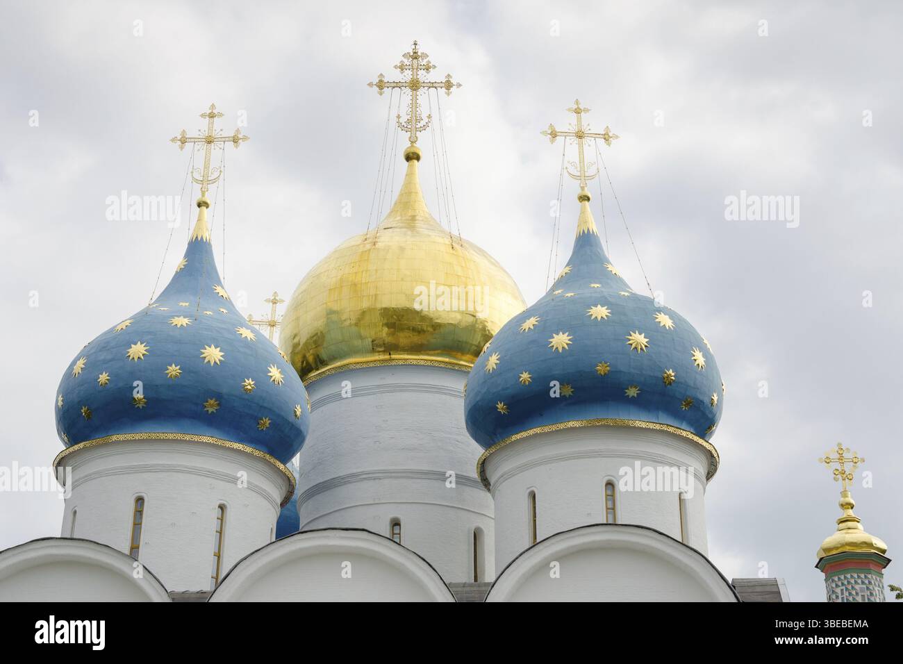 Sergiev Posad - 10. August 2015: Dome in Nahaufnahme die Himmelfahrts-Kathedrale der Heiligen Dreifaltigkeit St. Sergius Lavra Stockfoto