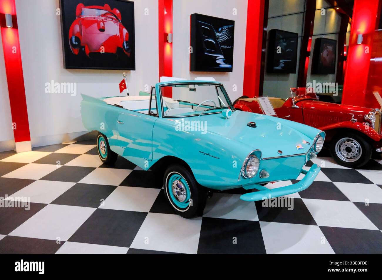 Izmir - Türkei, 01. Mai 2025, Key Museum ist ein umfangreiches Automuseum mit vielen Marken von Autos, alten Autos und Motorrädern. Stockfoto
