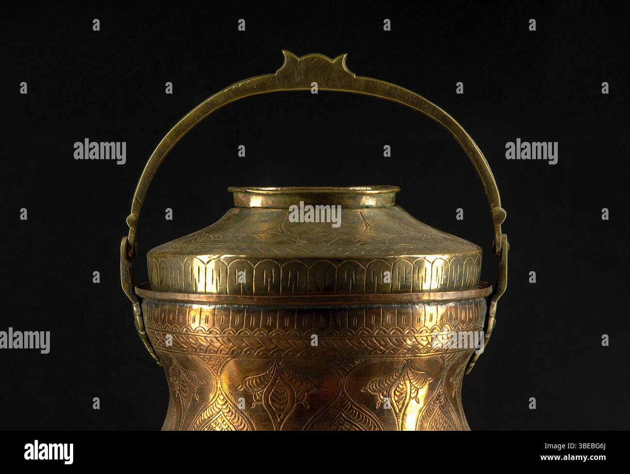 Alte Metallschale auf dunklem Hintergrund. Antikes Bronzegeschirr Stockfoto