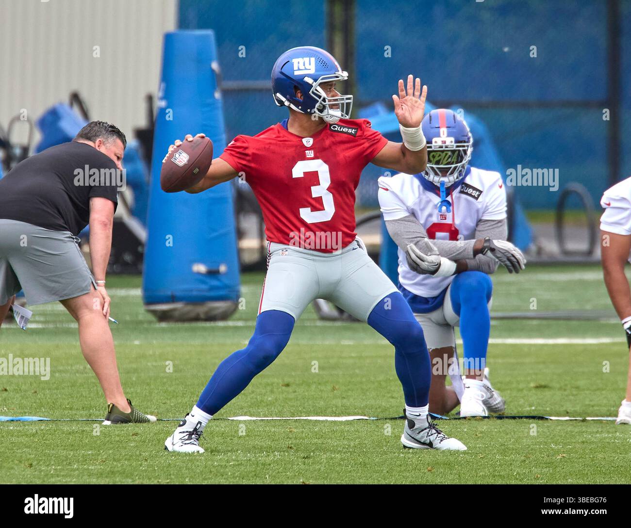 New York Giants Cheftrainer Brian Daboll und Quarterback Russell Wilson (3) während organisierter Teamaktivitäten im Quest Diagnostics Training Center in East Rutherford, New Jersey am Mittwoch, den 28. Mai 2025. Duncan Williams/CSM (Bild: © Duncan Williams/Cal Sport Media) Stockfoto