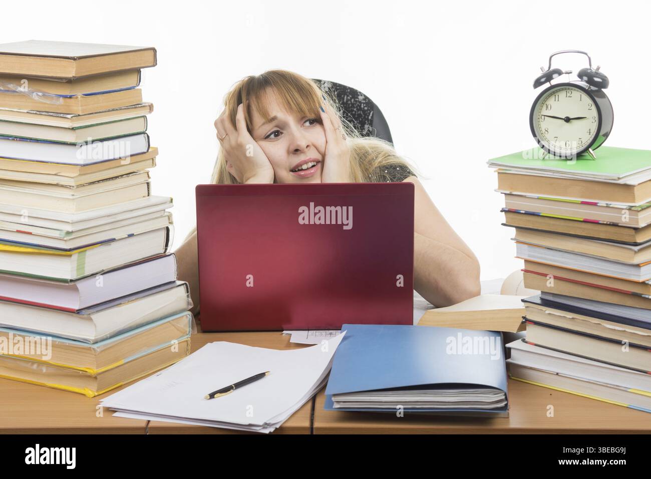 Die Schüler sieht auf seine Uhr und erkennt, dass spät für eine Prüfung Stockfoto