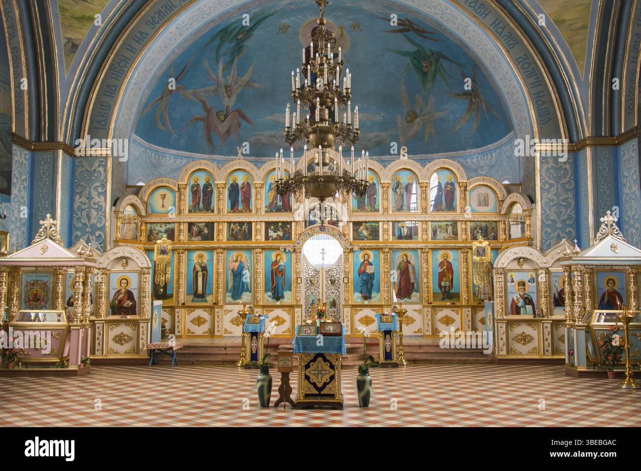 Dubovyj ovrag, Russland - 20. Februar 2016: Innenraum in der Kirche des Heiligen Märtyrers Nikita, im Dorf dubovyj ovrag in der Wolgog Stockfoto