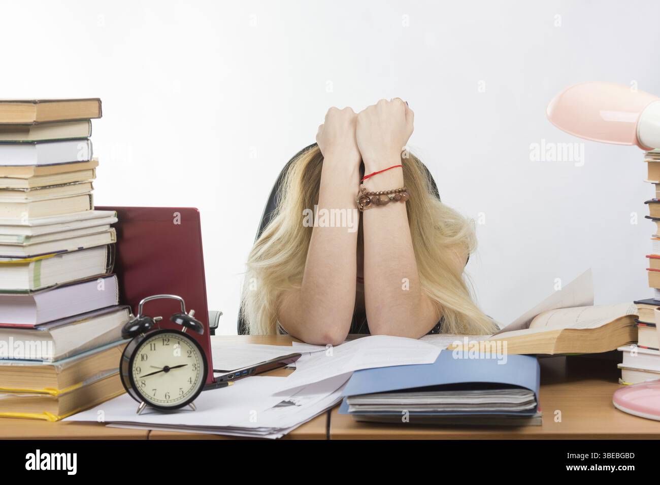 Student für ihre Hauptarme in Vorbereitung auf Prüfungen Stockfoto