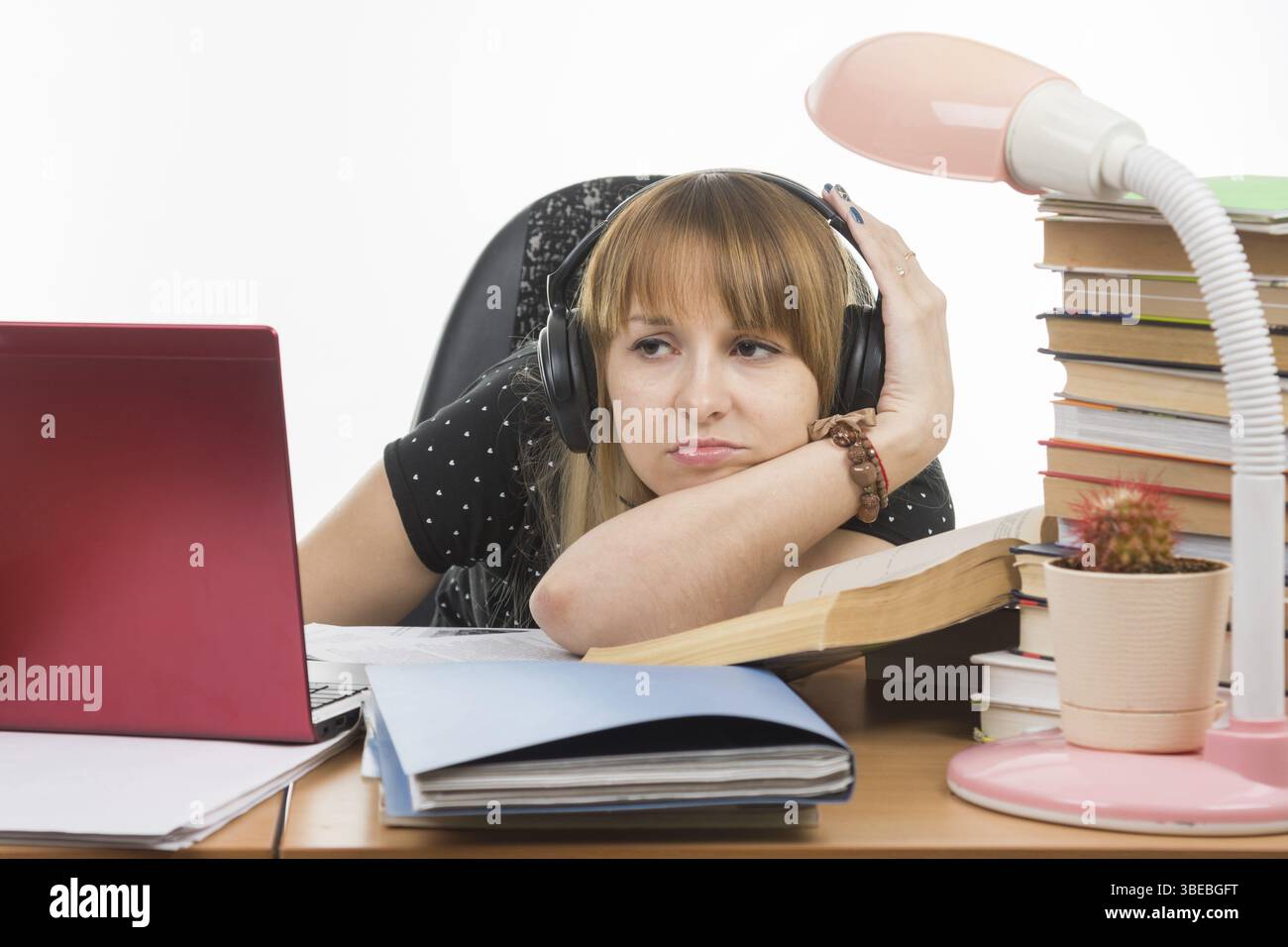 Schüler denken leider befasst sich mit dem Laptop-Bildschirm Stockfoto