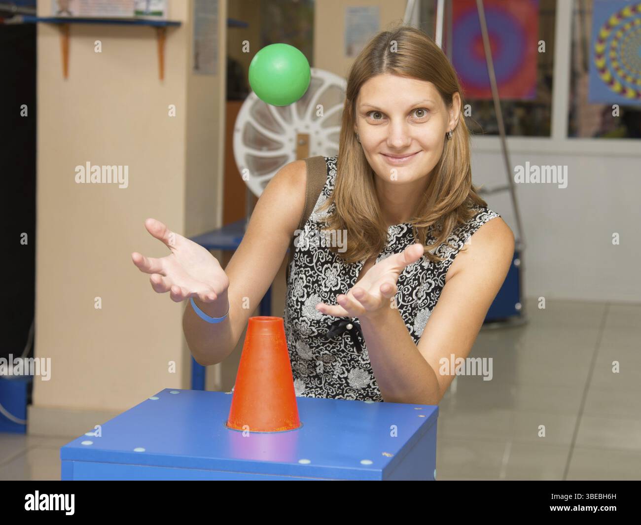 Wolgograd, Russland - 31. August 2015: Ein Mädchen, das Hände unter einem fliegenden Ball hält - unterhaltsame Ausstellung des Wissenschaftsmuseums Einstein in Wolgograd Stockfoto