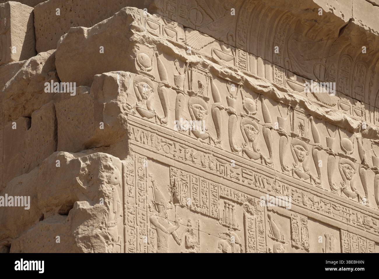 Nahaufnahme der Hilfsarbeiten am Iseum im Tempel von Hathor, Denderah, in der Nähe von Qena, Ägypten Stockfoto