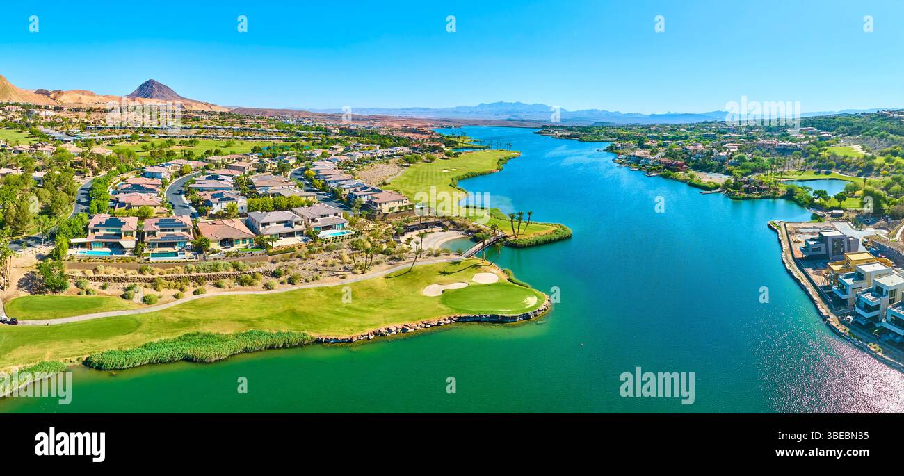 Aerial Luxury Homes Golfplatz und Lake Panorama fliegen über Stockfoto