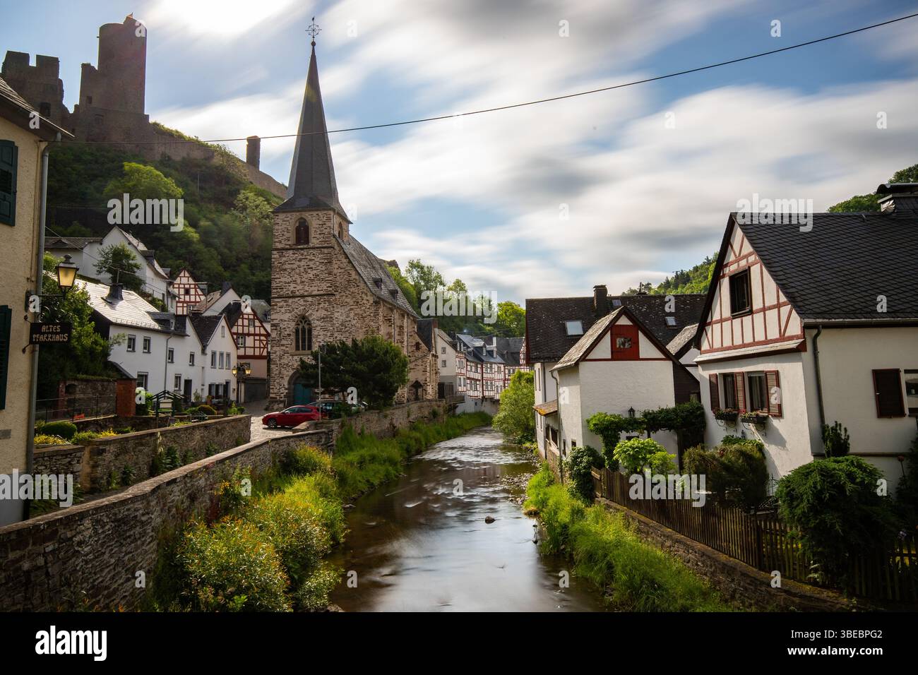 Landschaft rund um Schloss Löwenburg. Wunderschöne historische Burgruine am Elzbach mitten im Wald. Landschaftsfoto in der Nähe von Monreal Stockfoto