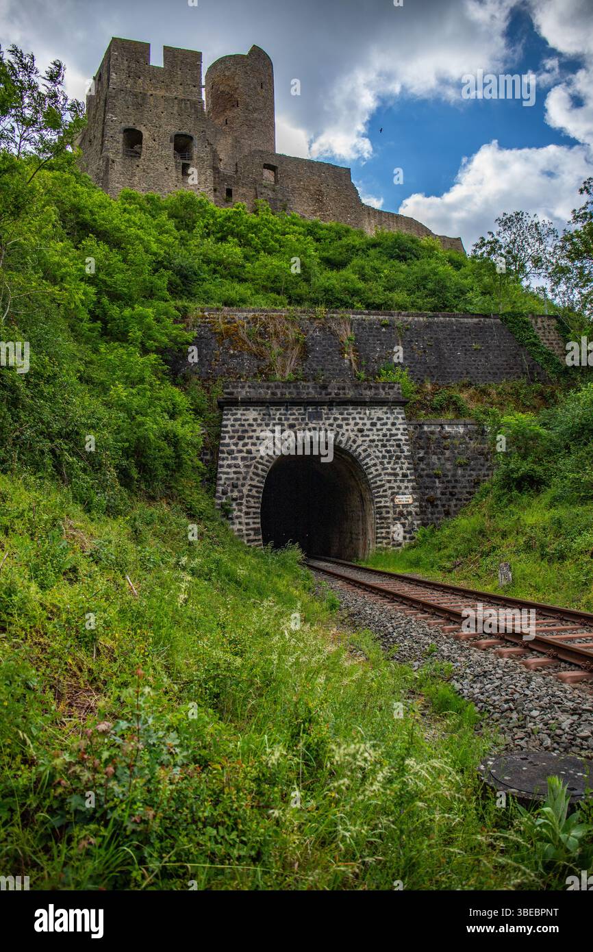 Landschaft rund um Schloss Löwenburg. Wunderschöne historische Burgruine am Elzbach mitten im Wald. Landschaftsfoto in der Nähe von Monreal Stockfoto