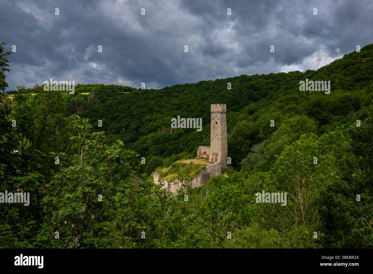 Landschaft rund um Schloss Löwenburg. Wunderschöne historische Burgruine am Elzbach mitten im Wald. Landschaftsfoto in der Nähe von Monreal Stockfoto