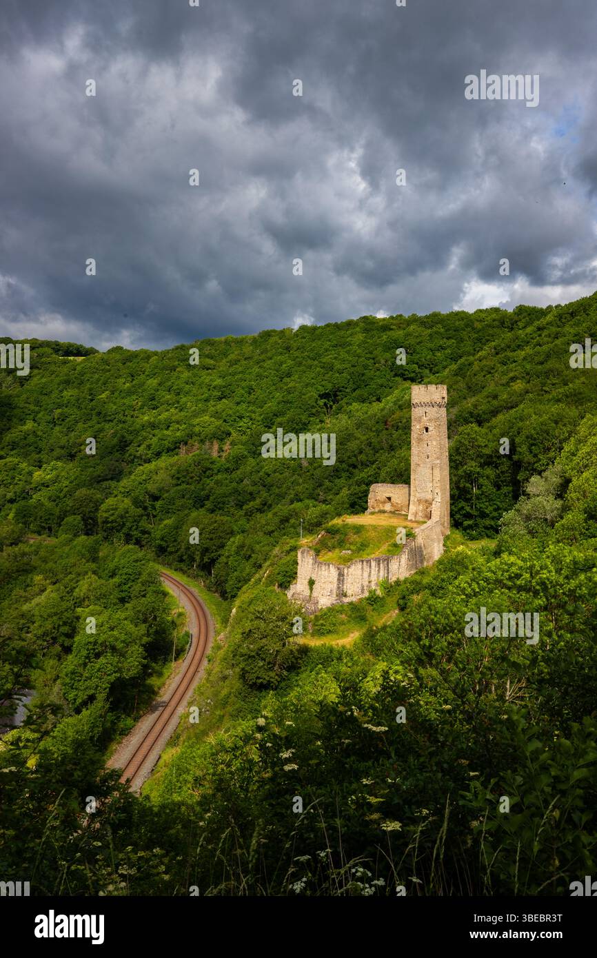 Landschaft rund um Schloss Löwenburg. Wunderschöne historische Burgruine am Elzbach mitten im Wald. Landschaftsfoto in der Nähe von Monreal Stockfoto