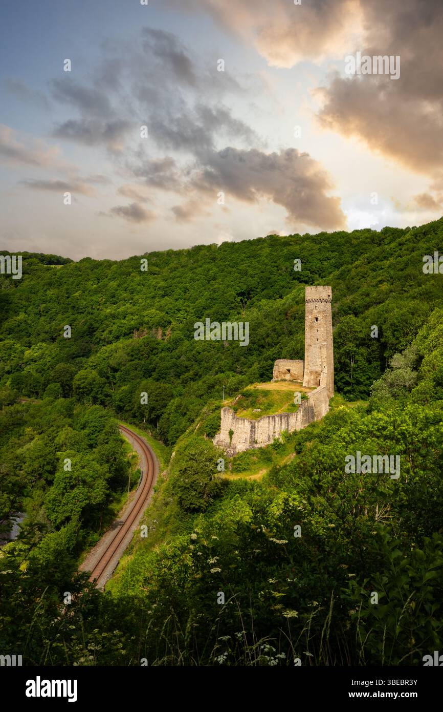 Landschaft rund um Schloss Löwenburg. Wunderschöne historische Burgruine am Elzbach mitten im Wald. Landschaftsfoto in der Nähe von Monreal Stockfoto