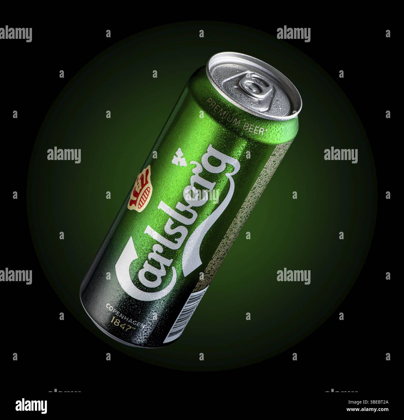 Almaty, Kasachstan - Oktober 11, 2019: Bier Carlsberg mit Tropfen von Wasser in einem grünen Hintergrund mit Beleuchtung. Werbung eine Marke von Bier Stockfoto
