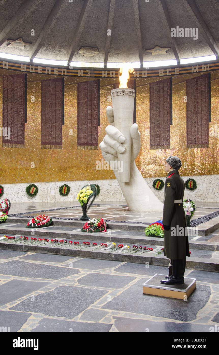 Wolgograd, Russland - 5. November 2015: Blick auf die Halle der militärischen Herrlichkeit, die Ehrenwache und die ewige Flamme im historischen Gedenkkomplex &quot, Stockfoto