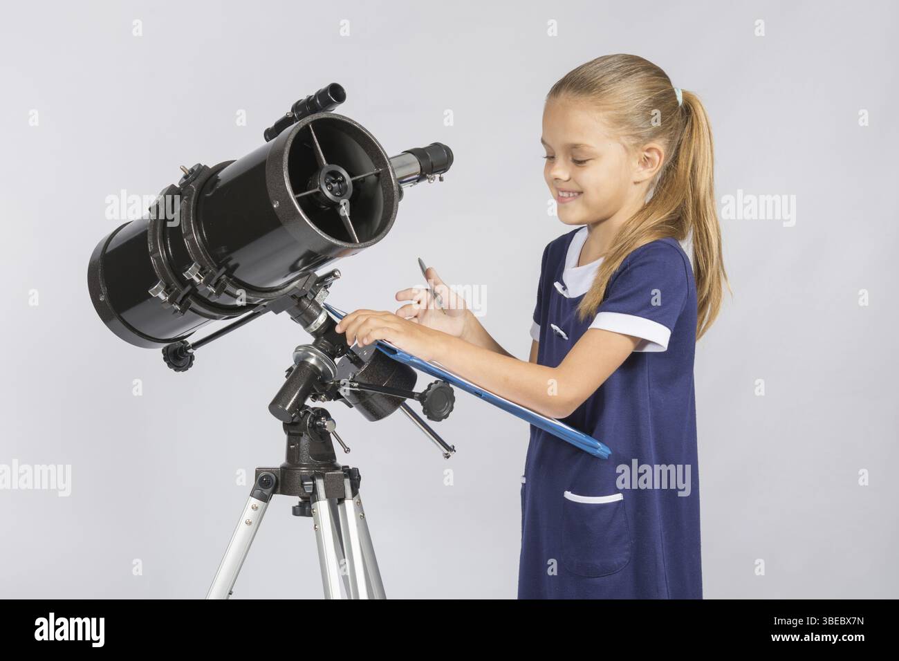 Astronom glücklich schaut Datensätze mit Beobachtungen Stockfoto