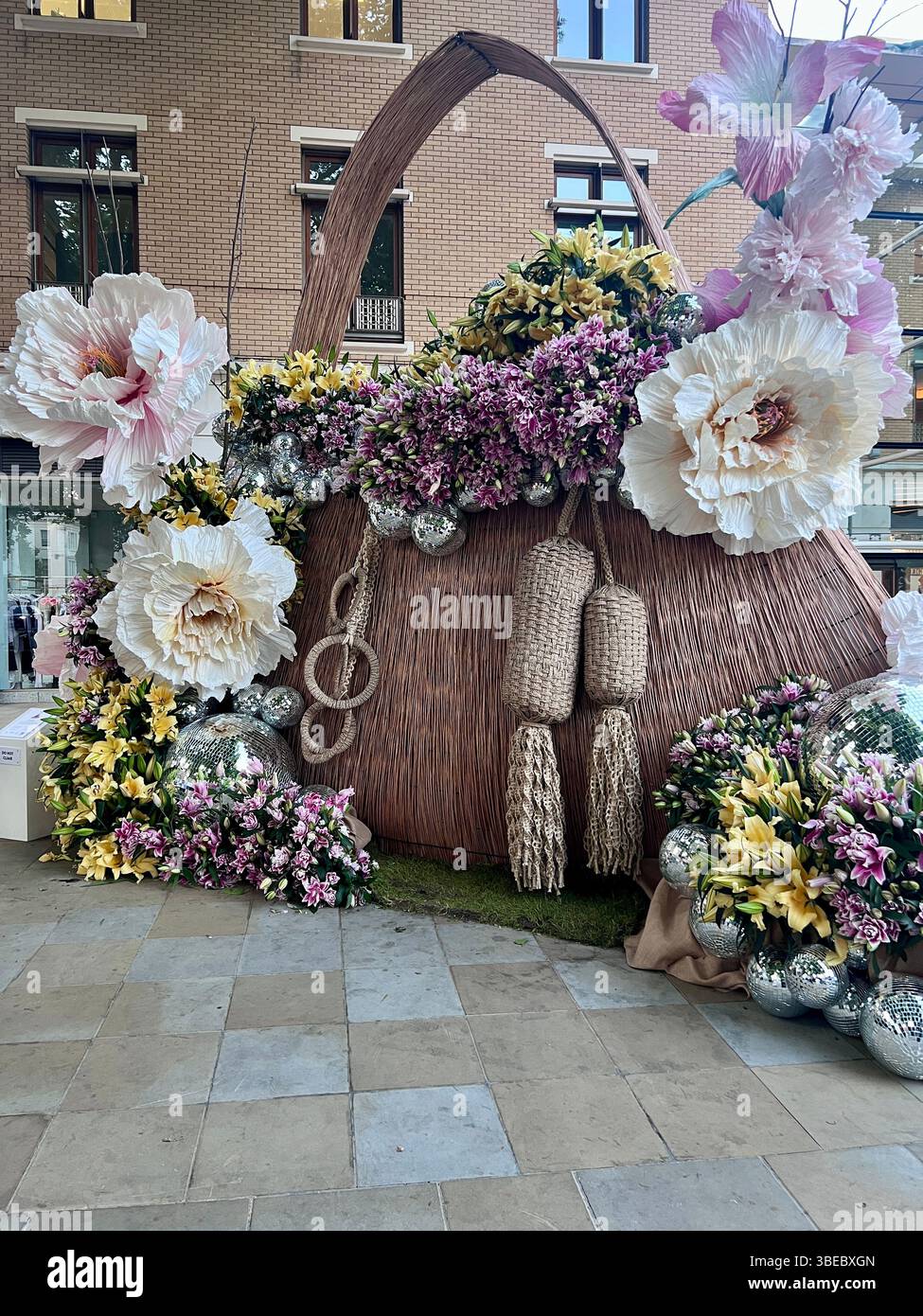 Londons Chelsea in Bloom 2025, eine große Handtasche aus Blumen und Bambus. Stockfoto
