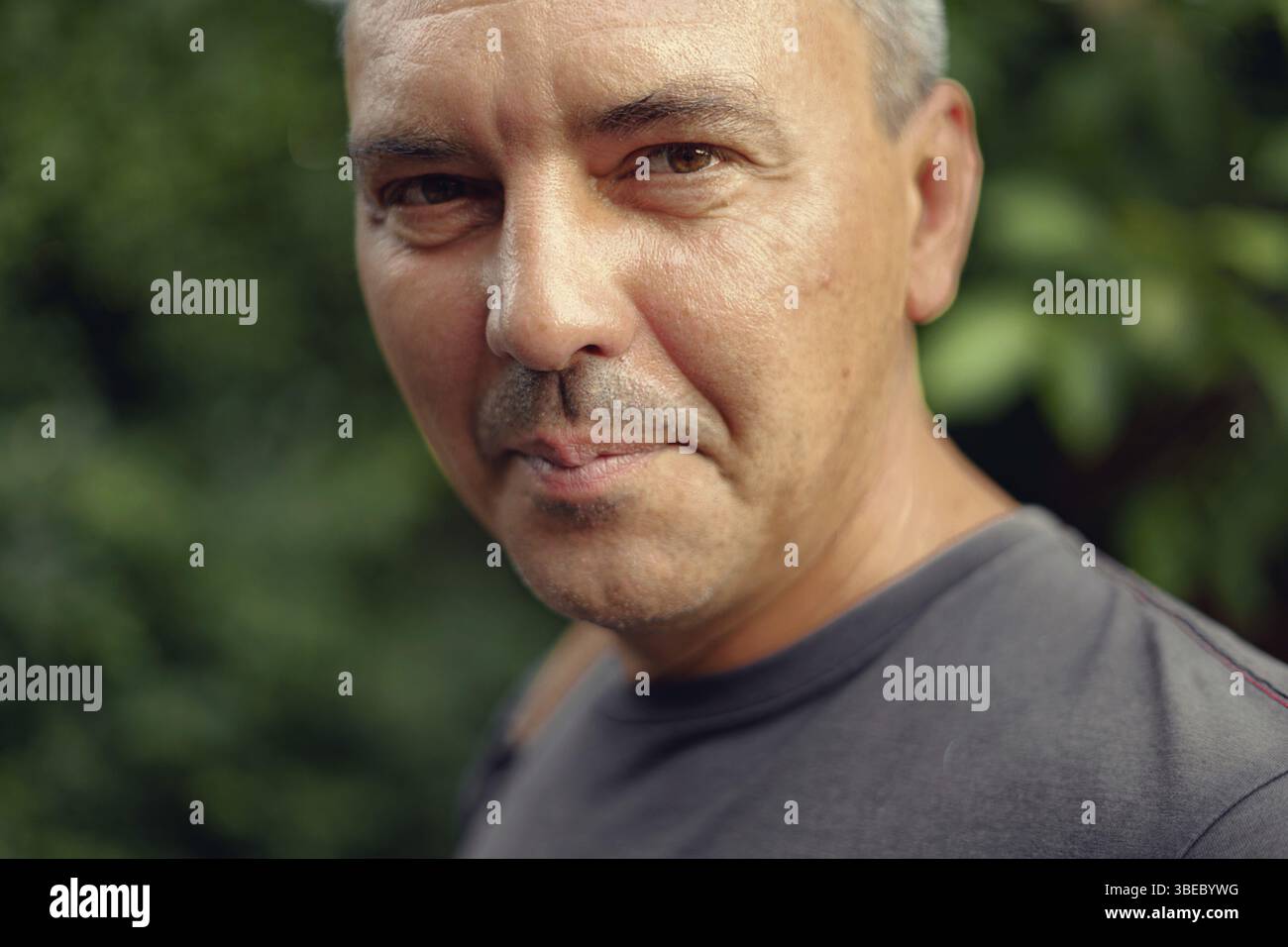 Kaukasischen reifen Mann Nahaufnahme Porträt. Echte Menschen authentisches Lifestyle-Porträt. Stockfoto