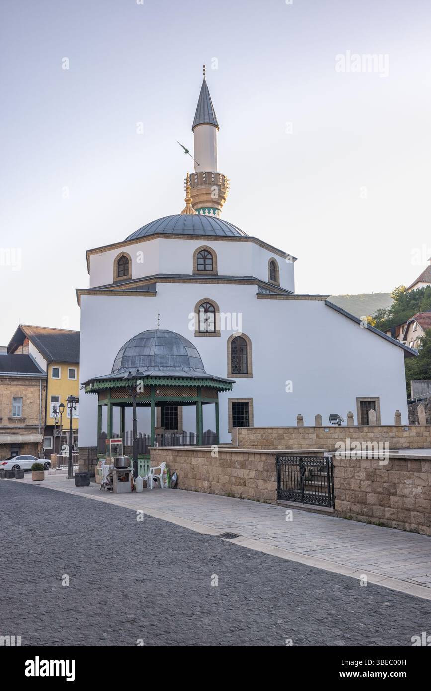 Jajce, Bosnien und Herzegowina - 5. Juli 2024: Die Architektur der Moschee zeigt ihre elegante Fassade, die traditionelles Design mit zeitgenössischer Ästhetik verbindet Stockfoto