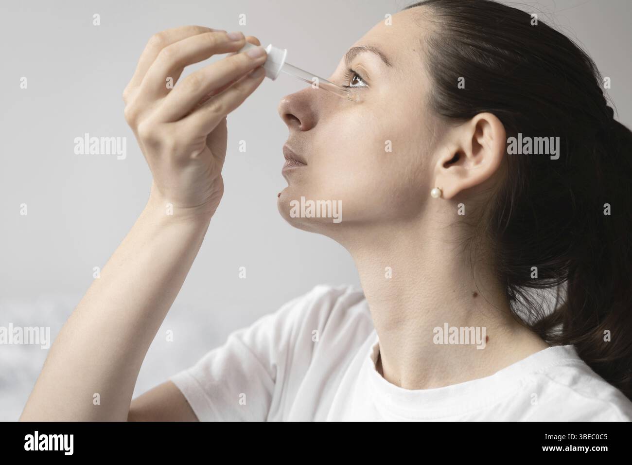 Nahaufnahme der weißen Frauenhand, die Öl des ätherischen Öls oder Serums für die Haut aufträgt. Selbstpflegekonzept. Hochwertige 4K-Aufnahmen Stockfoto