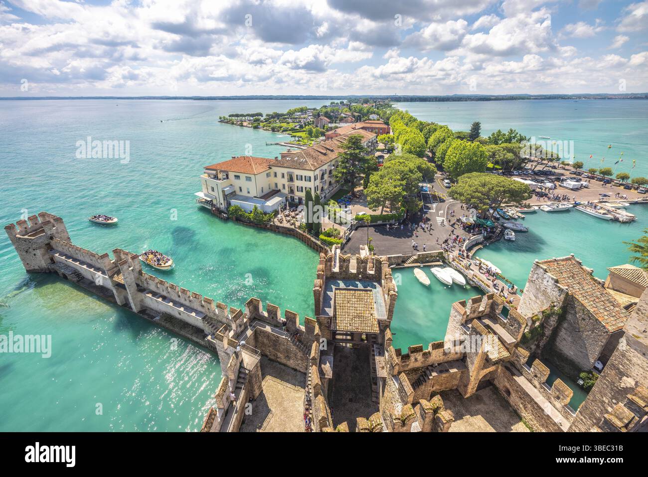SIRMIONE, ITALIEN - 28. MAI 2024: Blick auf die Stadt von der Burg Scaligero am Gardasee bei sonnigem Tag. Stockfoto