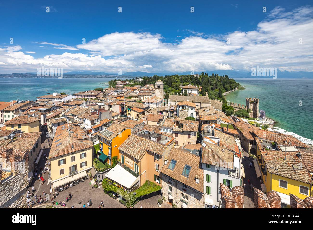 SIRMIONE, ITALIEN - 28. MAI 2024: Blick auf die Stadt von der Burg Scaligero am Gardasee bei sonnigem Tag. Stockfoto