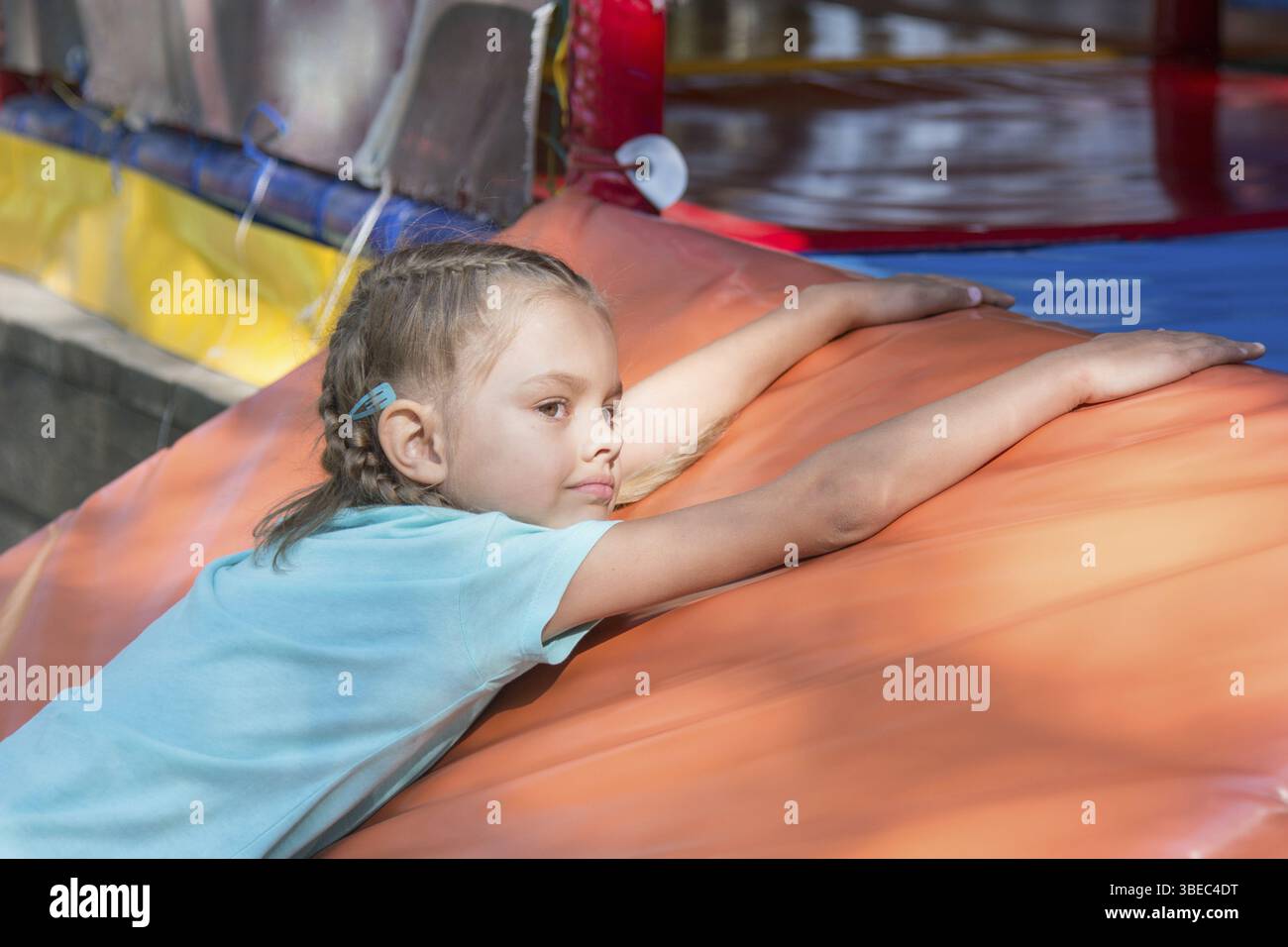 Sechsjährigen Mädchen liegt auf einer weichen Matte vor der Straße Kinderzimmer Stockfoto