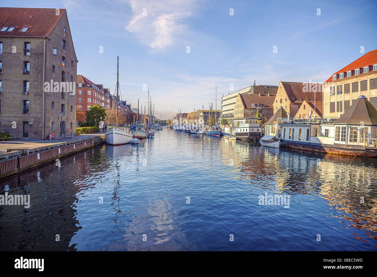 Flusskanal mit vielen Booten und Schiffen mit kleinen alten Häusern in der Nachbarschaft Christianshavn in Kopenhagen, Dänemark, Europa Stockfoto