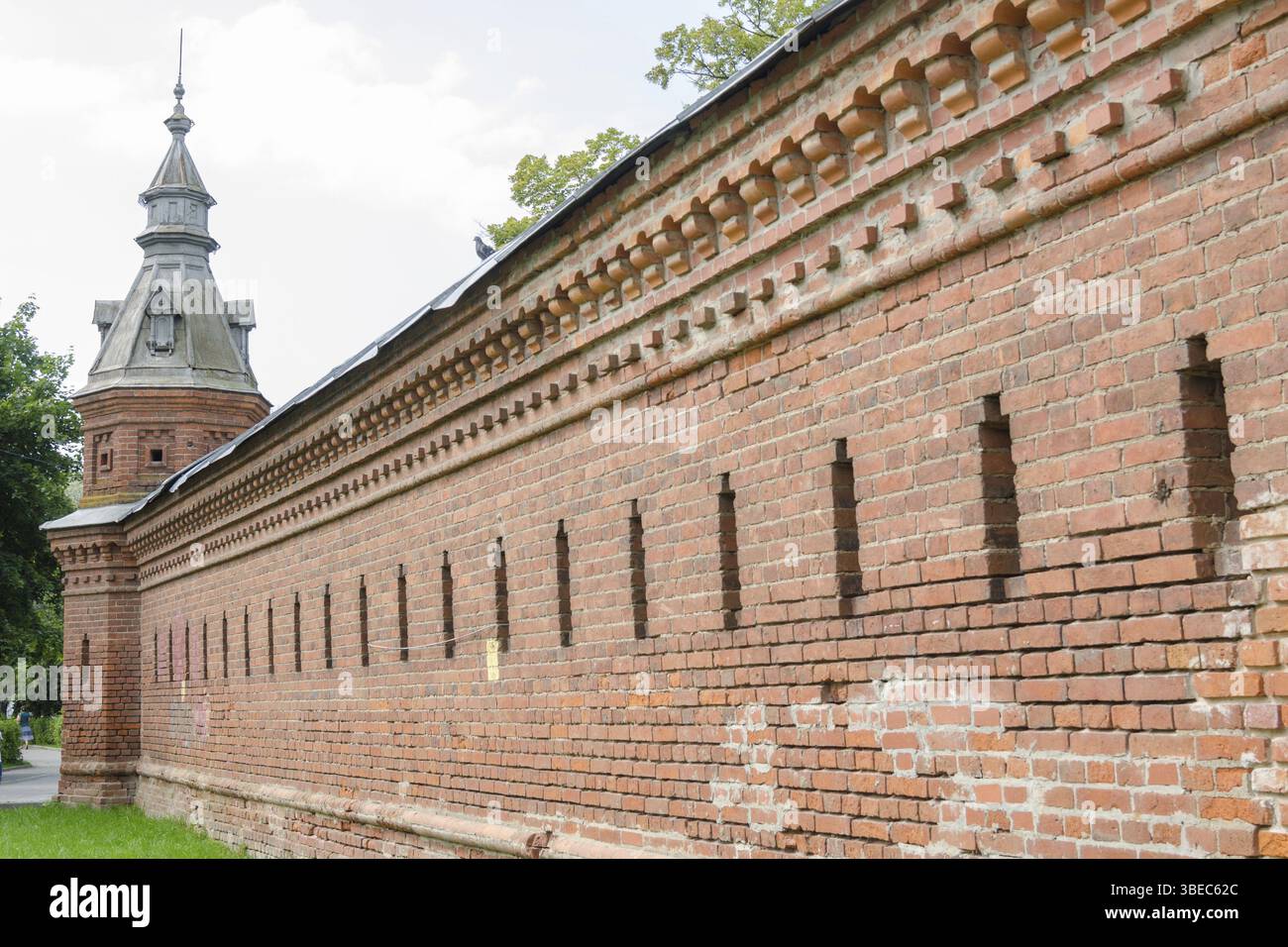Sergiev Posad - 10. August 2015: Rote Mauer, die sich von den Einzelhandelsgeschäften rund um den pafnutevskigo-Garten in der Heiligen Dreifaltigkeit St. Sergius Lavra in Sergiev POS erstreckt Stockfoto