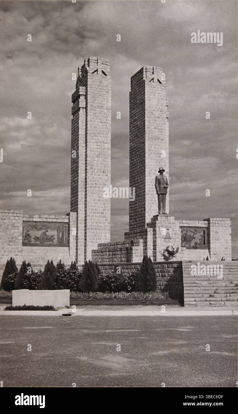 Postkarte aus dem Jahr 1947 mit dem Albert 1er-Denkmal von 1939 in Leopoldville, belgisch-Kongo. Die Statue von König Albert wurde 1967 entfernt. Stockfoto