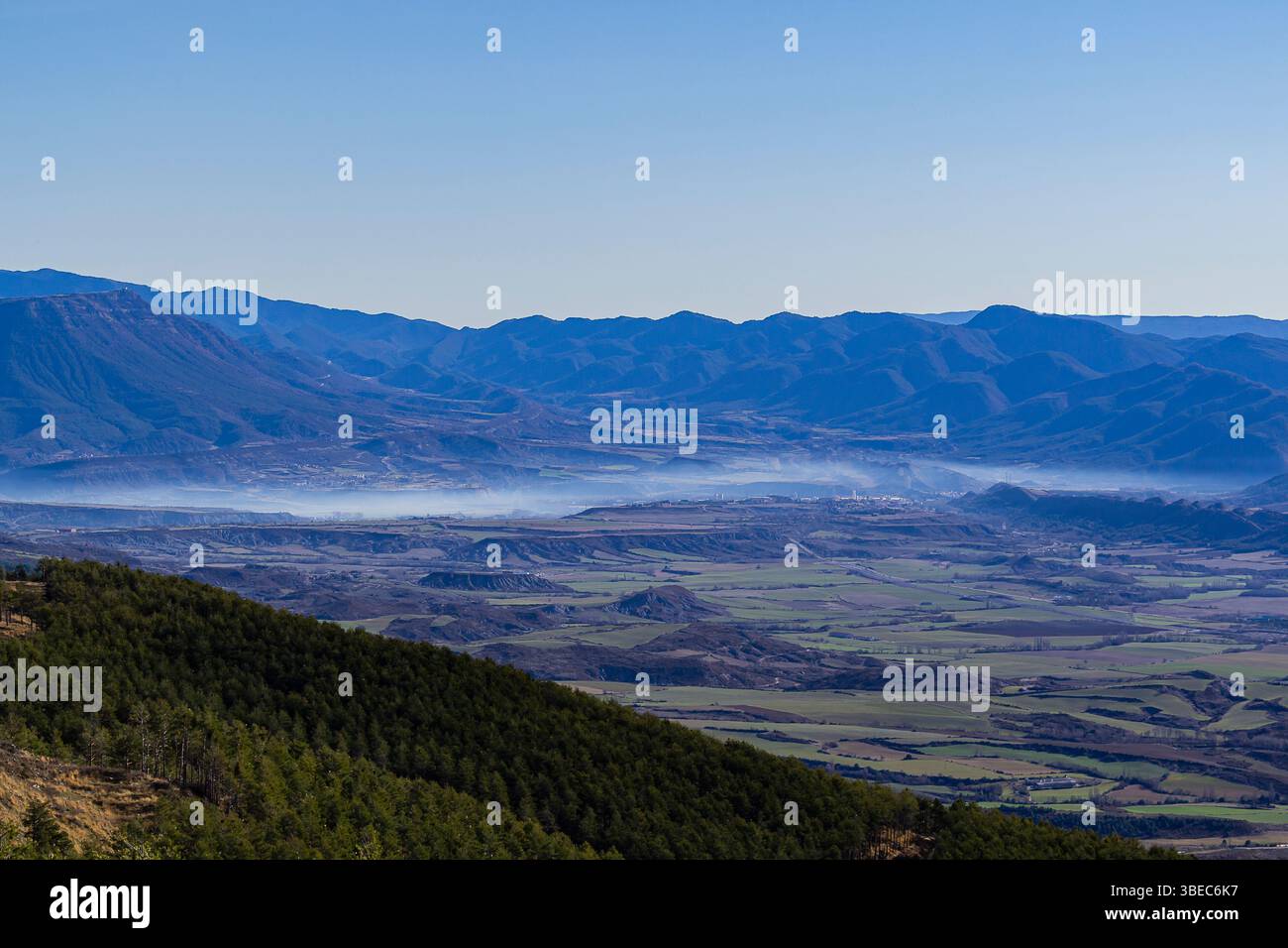 Dieser Ort bietet eine riesige Landschaft mit sanften Bergen, einem nebeligen Tal und klarem blauem Himmel. Stockfoto