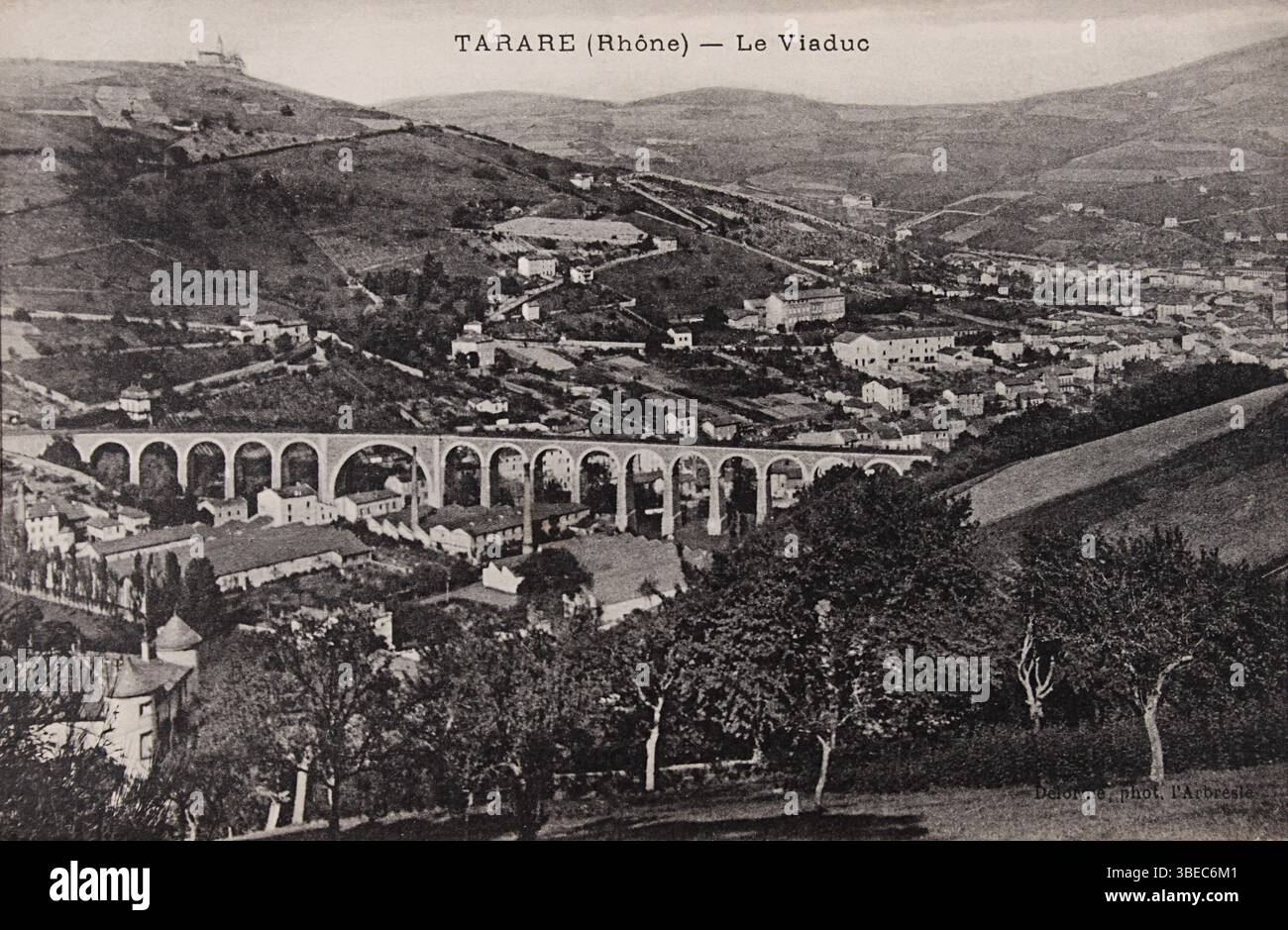 Alte Postkarte mit der Eisenbahnbrücke (Viadukt) aus dem 19. Jahrhundert in Tarare im Département Rhone, Frankreich Stockfoto