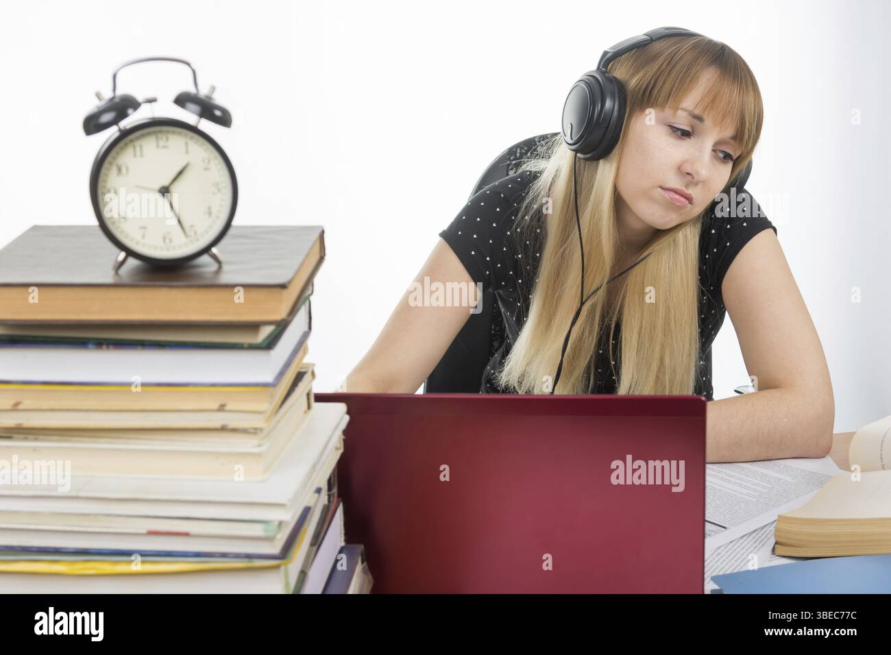 Studierender, die spät in der Nacht auf die Prüfung vorbereiten Stockfoto