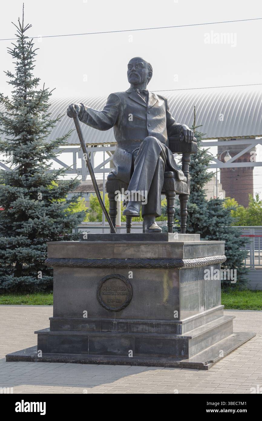 Sergiev Posad - 10. August 2015: Denkmal für den großen russischen Kunstpatron Savva Mamontow auf dem Vorhof der Stadt Sergiev Posad bei Moskau Stockfoto