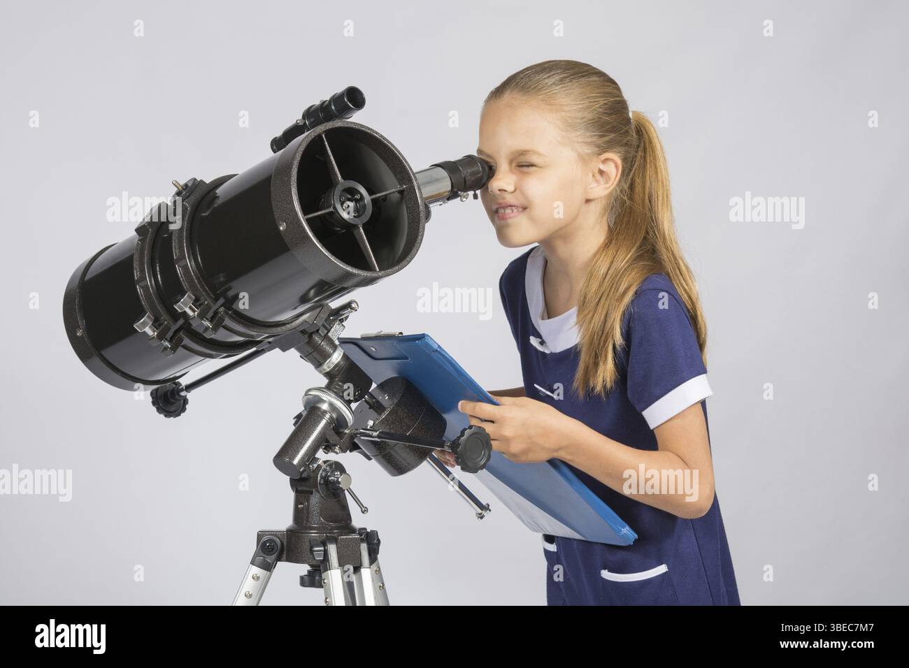 Den jungen Astronomen gerne Blick durch das Teleskop Aufnahme Beobachtungen Stockfoto
