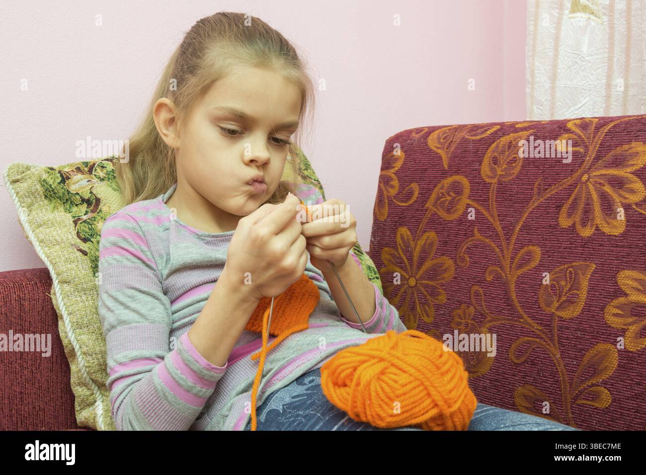 Das Mädchen dachte dabei stricken Stockfoto
