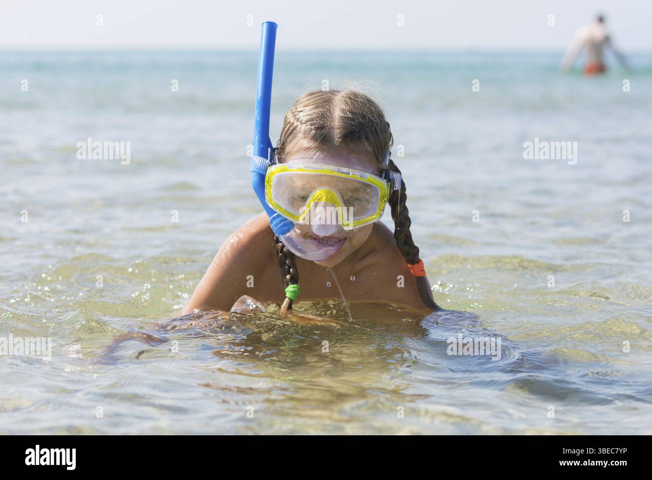 Das Mädchen kam aus dem Wasser mit einer Maske auf seinem Gesicht und Atemwege Rohr lächelnd und Blick in den Rahmen Stockfoto