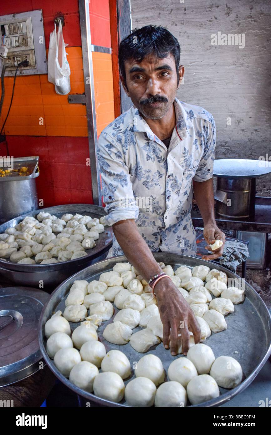 Verkäufer, der traditionelles Cardamom Kachori, Street Food auf Märkten und Basar in Indien zubereitet. Stockfoto