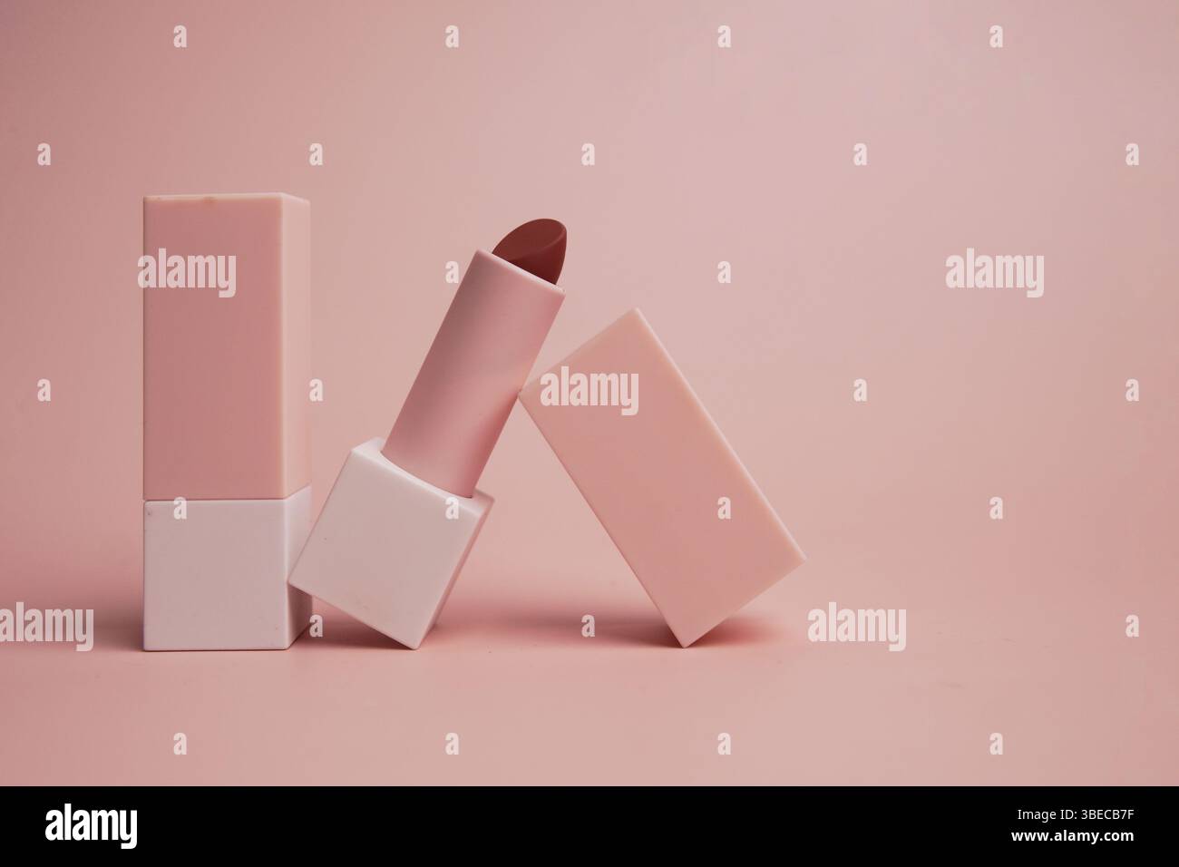 Offener Lippenstift auf pinkfarbenem Hintergrund Stockfoto