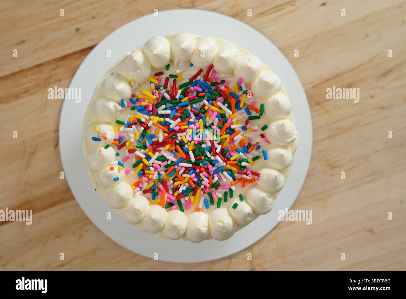 Wunderschöner Kuchen mit Meringue und farbiger Dekoration Stockfoto