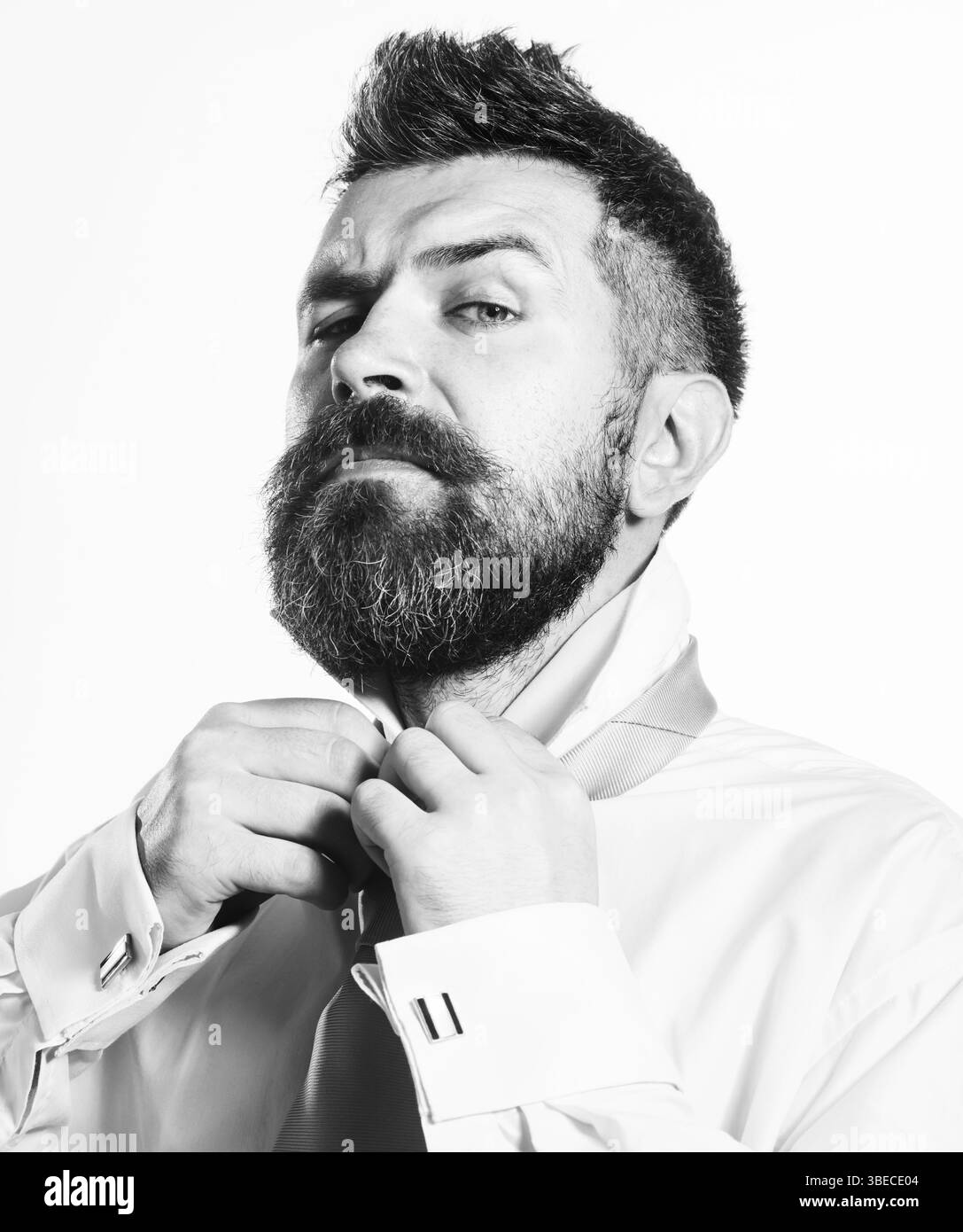 Eleganter Geschäftsmann, der sich auf die Arbeit vorbereitet. Beginn des Arbeitstages. Geschäftsmann, der sich auf ein Geschäftstreffen vorbereitet. Der Bräutigam bereitet sich auf die Hochzeit vor. Bart Stockfoto