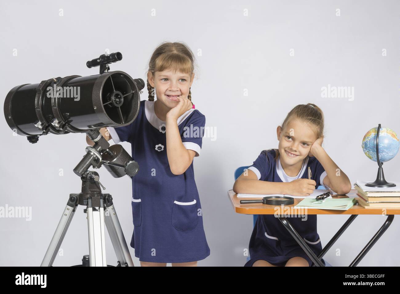 Zwei Mädchen auf mysteriöse Weise Astronomen denken Stockfoto